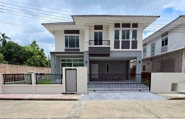 บ้านเดี่ยวหลังใหญ่รีโนเวทใหม่พร้อมอยู่ บรรยายกาศดี พื้นที่สนามรอบบ้าน เนื้อที่ 53.8 ตร.ว. พท. 180.63 ตร.ม. 3 ห้องนอน 3 ห้องน้ำ 2 จอด