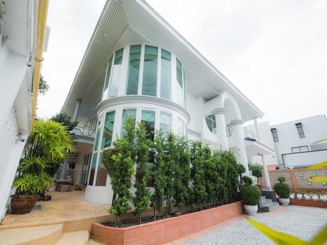 ขายบ้านเดี่ยว 2 ชั้น 244 ตร.ว. ถนนพระราม 9 ซอย 39 สไตล์พูลวิลล่า ใกล้เดอะไนน์