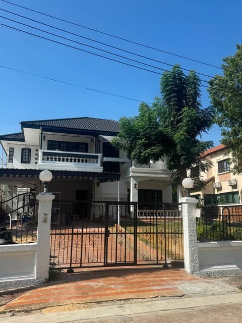 ให้เช่าบ้านเดี่ยว 2 ชั้น 119 ตรว. 4 ห้องนอน หมู่บ้านลดาวัลย์ ศรีนครินทร์ ชอยศรีด่าน14 หน้าโครงการติดสถานีรถไฟฟ้า ศรีแบริ่ง