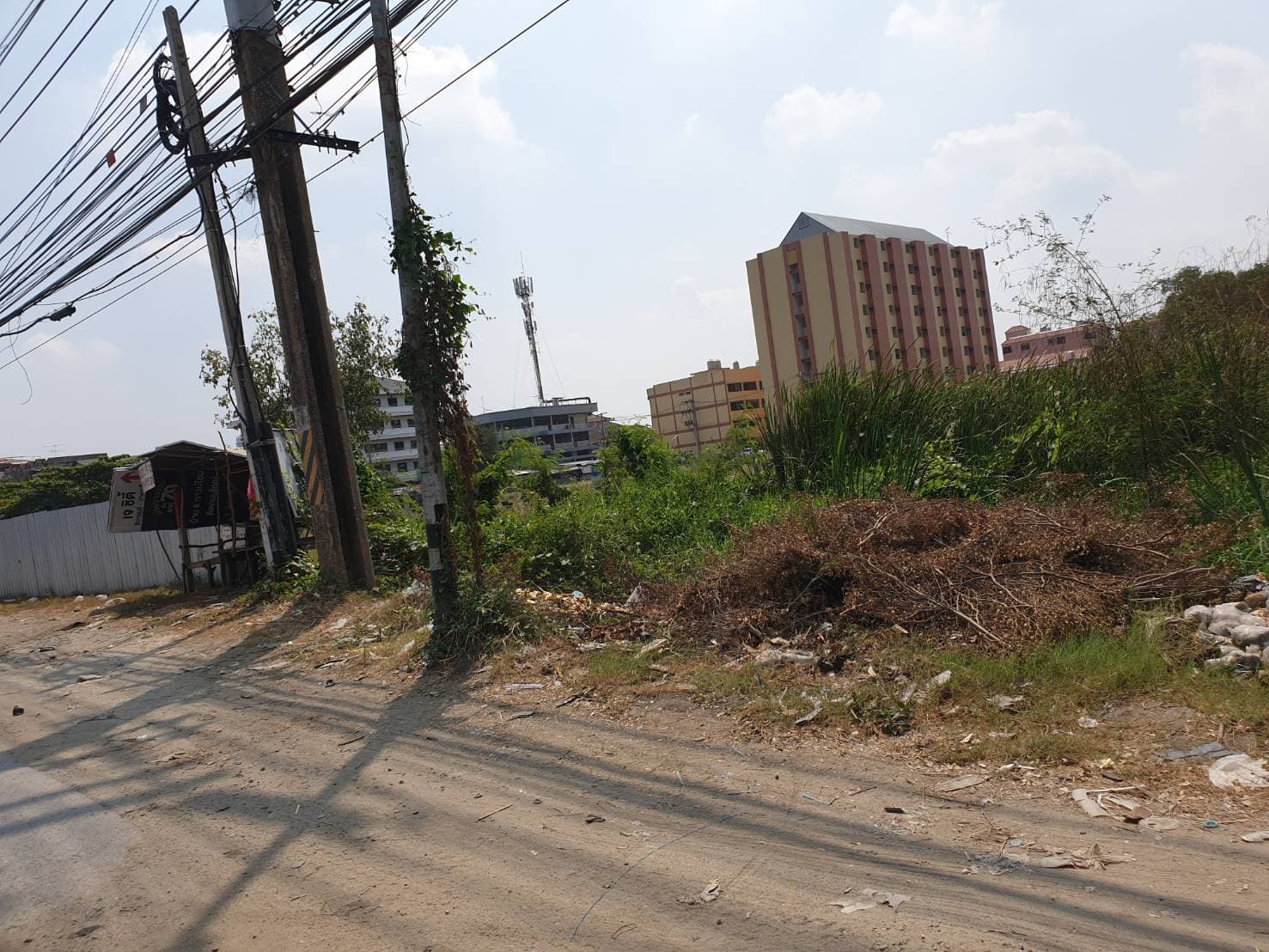 ขายที่ดินติดถนนรังสิต-ปทุมธานี ตำบล : บางพูน อำเภอ : เมืองปทุมธานี จังหวัด : ปทุมธานี พื้นที่ 10-1-2 ไร่( 4,102 ตรว.) 4