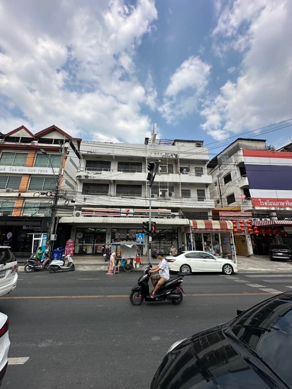 ขายด่วน! อาคารพาณิชย์ 3.5 ชั้น พร้อมผู้เช่า ทำเลทองแบริ่ง ตรงข้าม รร.เซนต์โยเซฟ โทร 092-830-9541 3