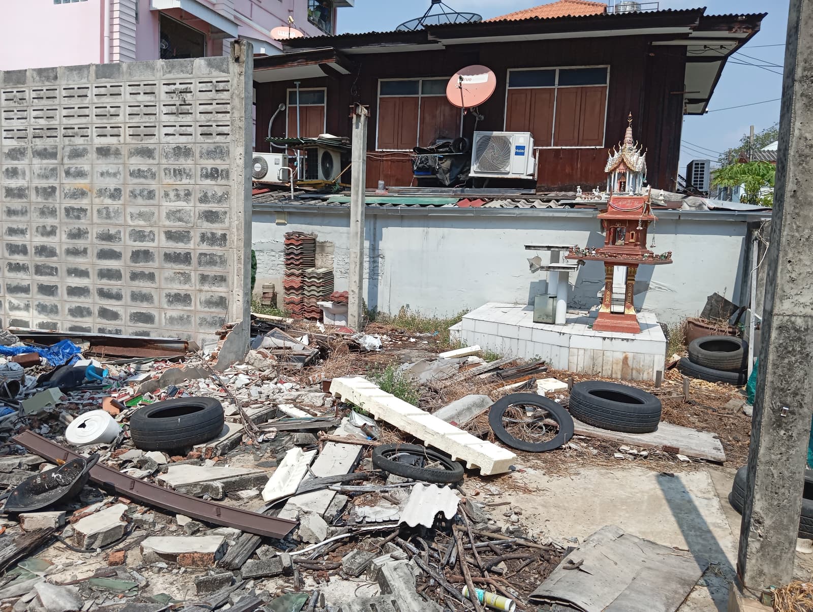ขายที่ดินพร้อมบ้านไม้เก่า สุขุมวิท ย่านพระโขนง ใกล้อ่อนนุชโลตัส ต้องปลูกบ้านใหม่ ราคาถูกมากก 2