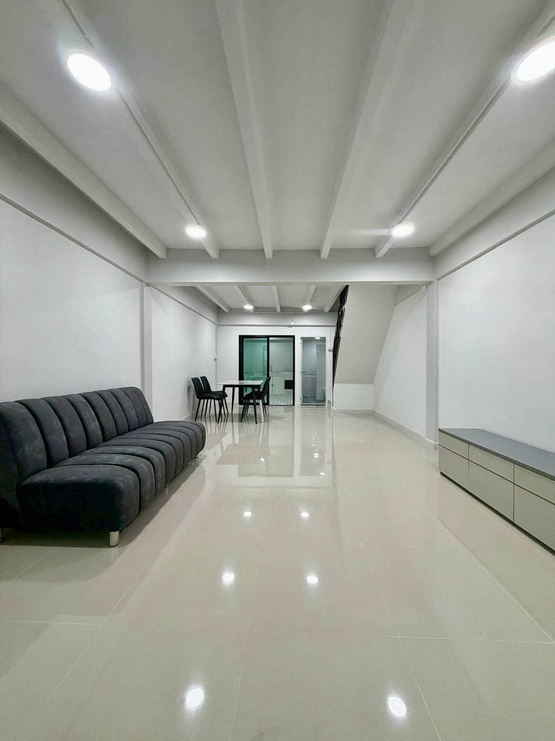 หมู่บ้านทรายทองนิเวศน์  ใกล้ห้าแยกปากเกร็ด ทาวน์เฮาส์ 2 ชั้นตกแต่งใหม่พร้อมอยู่ ทำเลดี ใกล้ห้าแยกปากเกร็ด
