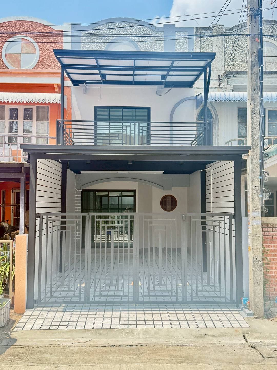 หมู่บ้านสิรารมย์ บ้านกล้วย-ไทรน้อย บางบัวทอง  ทาวน์เฮาส์ 2 ชั้น ตกแต่งใหม่พร้อมอยู่  มีระเบียงด้านหน้า โครงการของแลนด์&เ 4