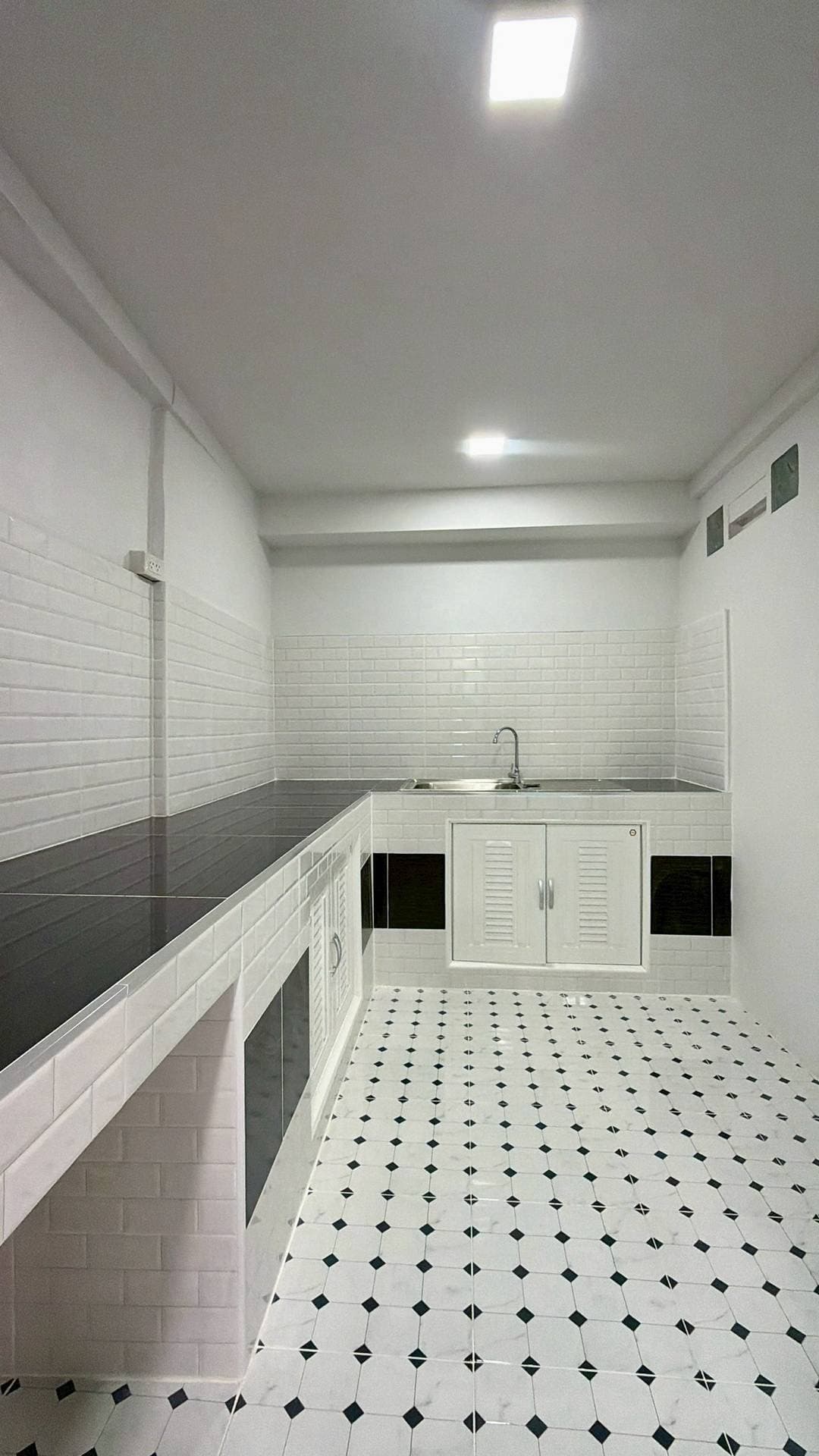 หมู่บ้านทรายทองนิเวศน์  ใกล้ห้าแยกปากเกร็ด ทาวน์เฮาส์ 2 ชั้นตกแต่งใหม่พร้อมอยู่ ทำเลดี ใกล้ห้าแยกปากเกร็ด 5