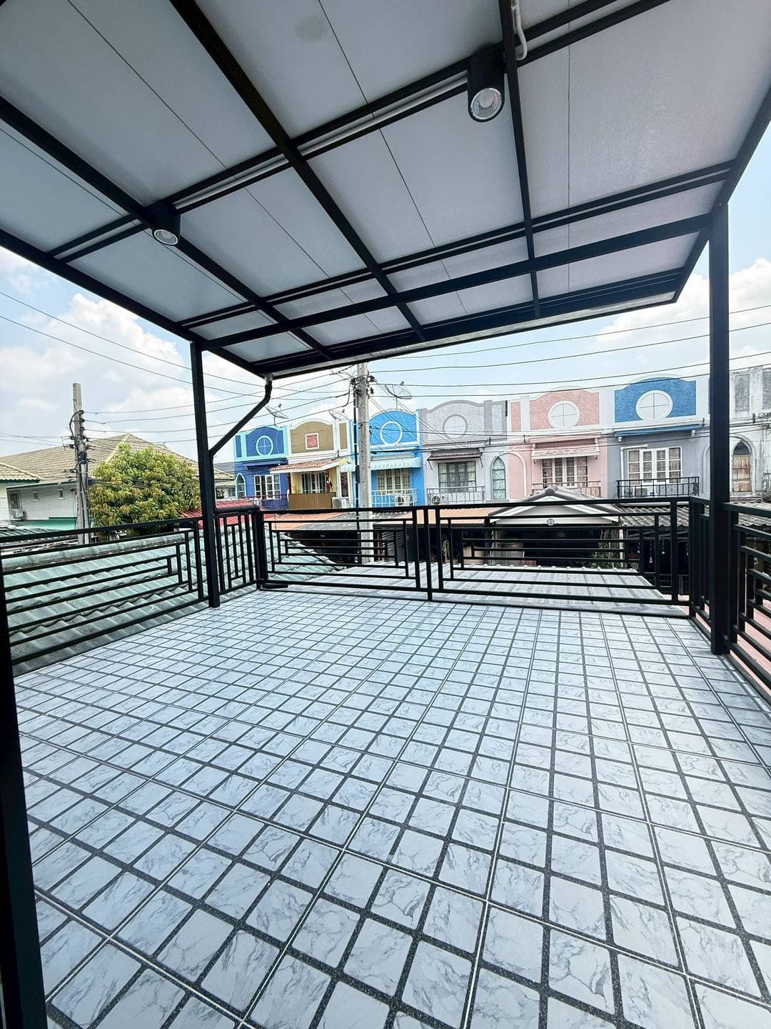 หมู่บ้านสิรารมย์ บ้านกล้วย-ไทรน้อย บางบัวทอง  ทาวน์เฮาส์ 2 ชั้น ตกแต่งใหม่พร้อมอยู่  มีระเบียงด้านหน้า โครงการของแลนด์&เ 6