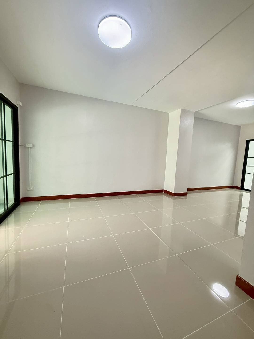 หมู่บ้านสิรารมย์ บ้านกล้วย-ไทรน้อย บางบัวทอง  ทาวน์เฮาส์ 2 ชั้น ตกแต่งใหม่พร้อมอยู่  มีระเบียงด้านหน้า โครงการของแลนด์&เ