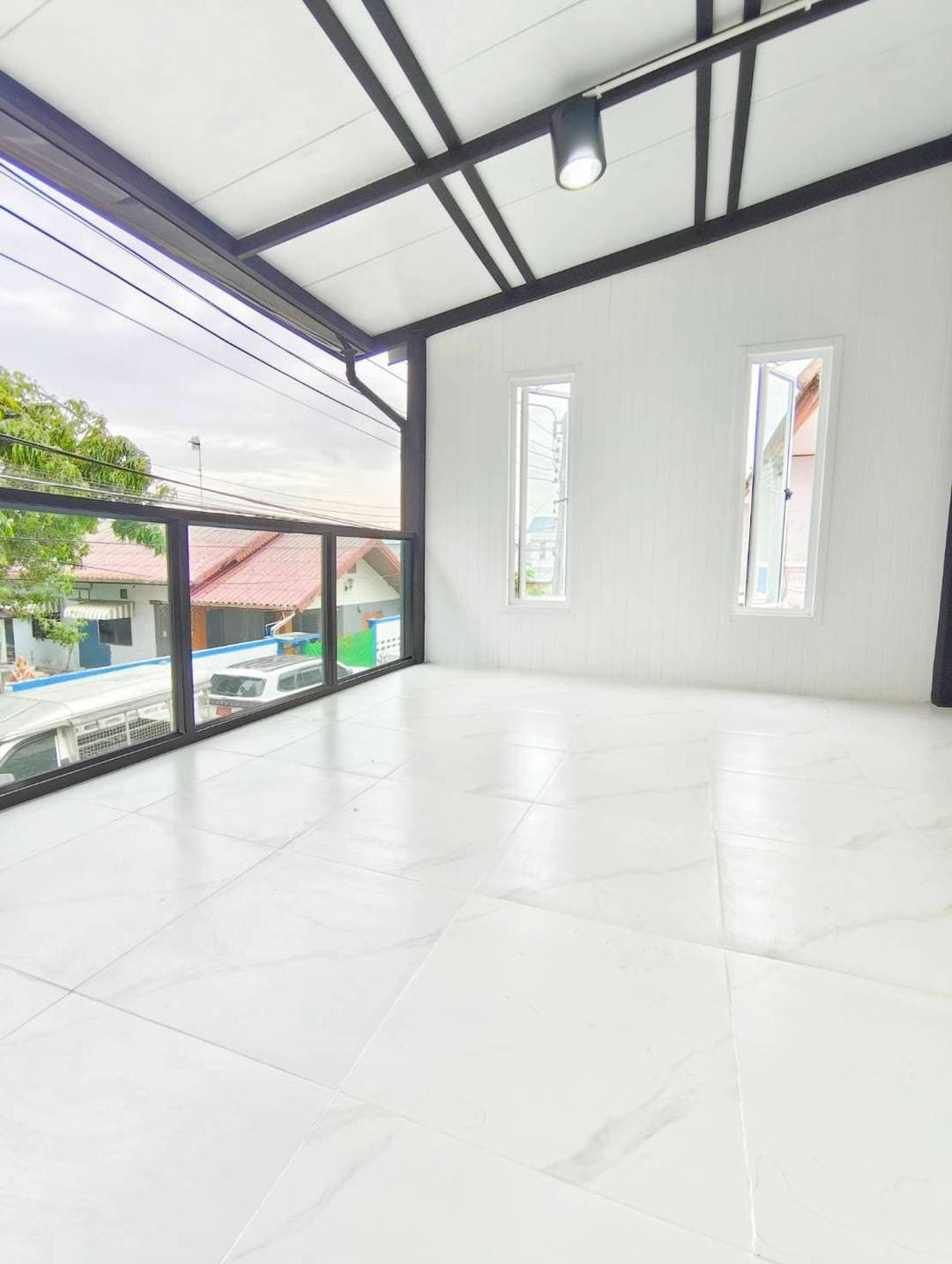 หมู่บ้านทรายทองนิเวศน์  ใกล้ห้าแยกปากเกร็ด ทาวน์เฮาส์ 2 ชั้น หลังมุม ตกแต่งใหม่พร้อมอยู่ ทำเลดี 5