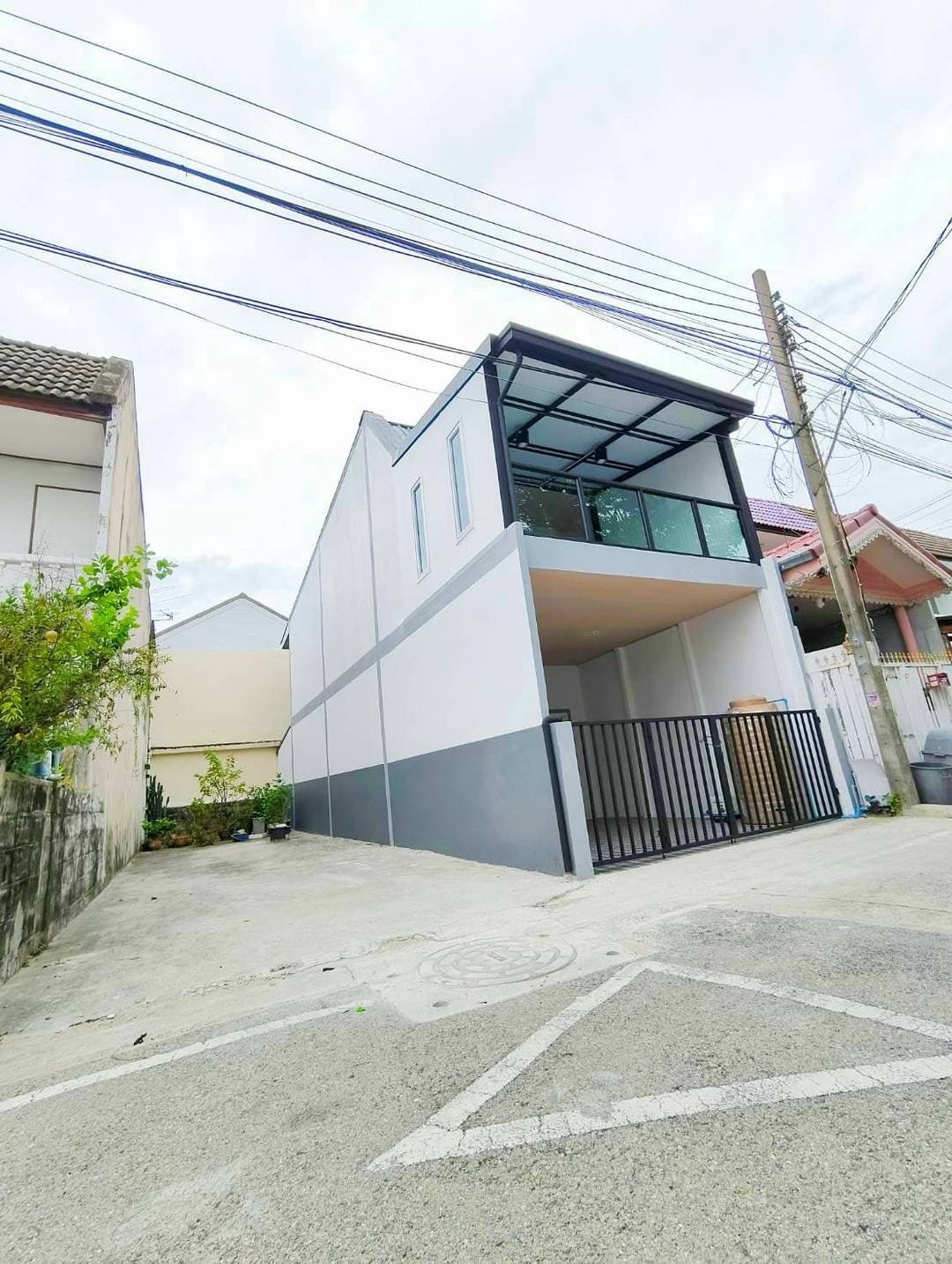 หมู่บ้านทรายทองนิเวศน์  ใกล้ห้าแยกปากเกร็ด ทาวน์เฮาส์ 2 ชั้น หลังมุม ตกแต่งใหม่พร้อมอยู่ ทำเลดี 4