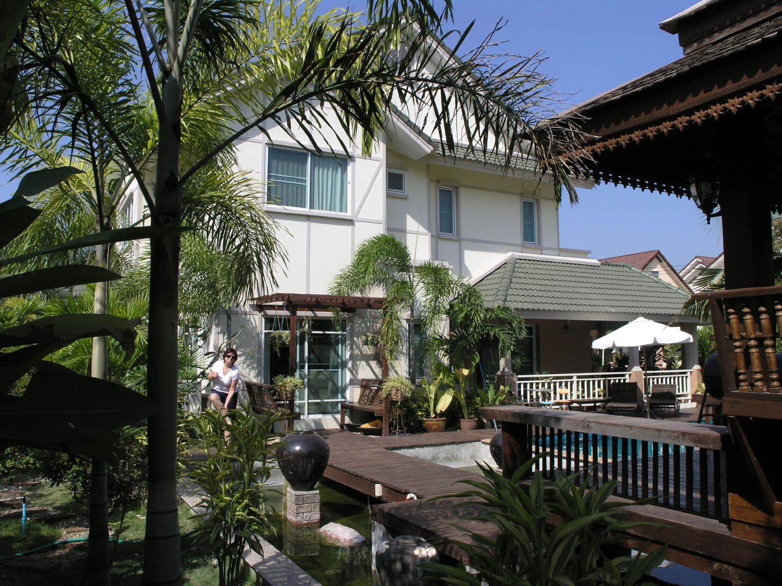 บ้านพักอาศัยในประเทศไทยที่ผ่านการใช้งานมาแล้วหลายปี ถ่ายจากภายนอก