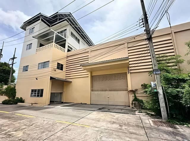 สำนักงาน ให้เช่าอาคารสำนักงานชั้นใต้ดิน ติดถนนรัชดาภิเษก มีบันไดเลื่อน-ลิฟต์ และมีที่จอดรถให้ 10 คัน ราคา 450 บาท/ตร.ม. 450000 B. 88 ตาราง.วา 1 NGAN 3 RAI ที่สุดของความสบาย เป็นอาคารสำนักงานขนาดใหญ่ที่มีสิ่งอำนวยความสะดวกครบในทุกมิติ ที่ตั้งอยู่ใจ
