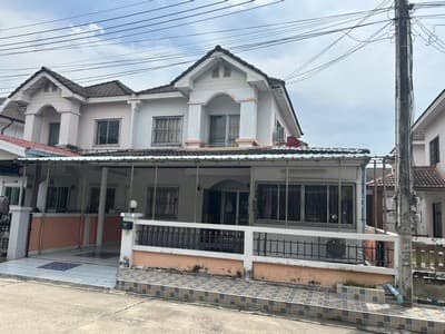 บ้านแฝด ใจกลางชลบุรี ติดถนนสุขุมวิท ขาย บ้านแฝด 2 ชั้นต่อเติมเต็มพื้นที่มีพื้นที่ใช้สอยเยอะ โครงการ บ้านณิชาดา ห้วยกะปิ ชลบุรี