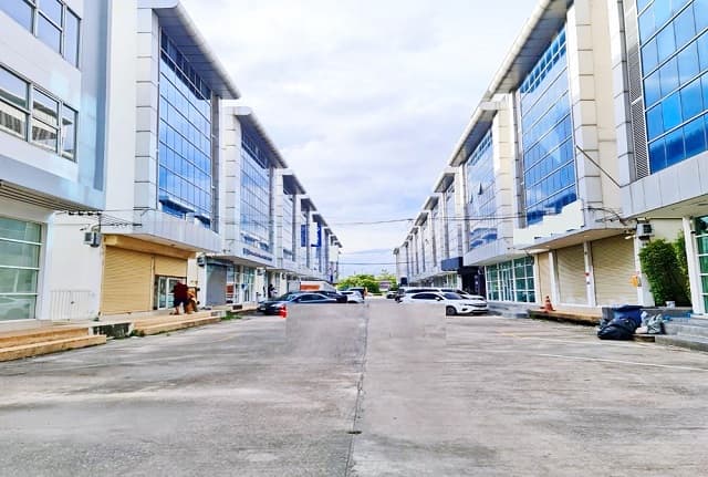 Airport Link ลาดกระบัง 696กม. ให้เช่าตึกออฟฟิต 2 คูหา กิ่งแก้ว ร่มเกล้า พระจอมเกล้า 8ม.x14ม. ถูกที่สุด 4ชั้น 37ตรว. 437ตรม..จอดรถ 2คัน
