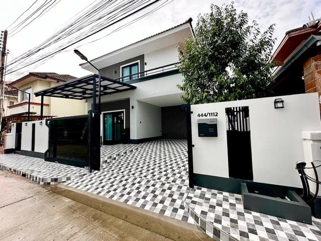 บ้านใหม่ทั้งหลังให้เช่าใกล้หาดจอมเทียน อยู่ในหมู่บ้าน มีรปภ. มีสระส่วนกลาง เฟอร์ครบ
