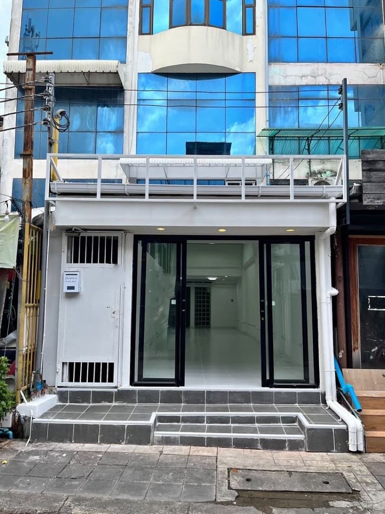 BH2943 ให้เช่าอาคารพาณิชย์รีโนเวทใหม่ 1 คูหา 1 ชั้นครึ่ง ใกล้มหาวิทยาลัยหอการค้าไทย (UTCC)