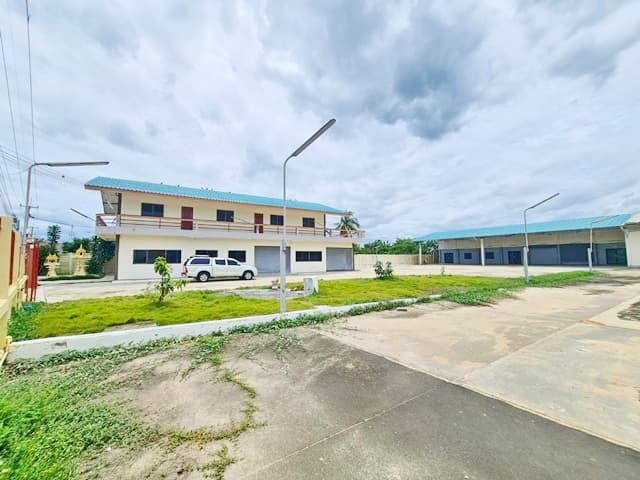 ถนน คู่ขนาน บางบัวทอง-สุพรรณบุรี โกดังให้เช่า 2ไร่ 1,125ตร.ม. โรบินสัน โลตัสสุพรรณบุรี 3.26 กม. ตลาดนัดไผ่ขวาง 1กม. พร้อมออฟฟิศ 2 ชั้น