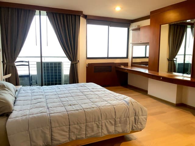 Supalai Place Sukhumvit 39 Clean convenient spacious 26th floor BTS Phrom Phong