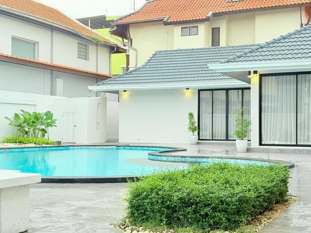 ขายบ้าน 3 ห้องนอน 4 ห้องน้ำ สระว่ายน้ำขนาดใหญ่ ในย่านอ่างเก็บมาบประชัน,พัทยา