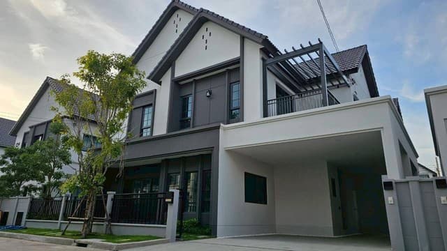 ขายหรือให้เช่า บ้านเดี่ยว 2 ชั้น หมู่บ้าน Centro บางนา เฟส 2 เนื้อที่ 59 ตร.วา บิ้วอินครบ พร้อมเฟอร์นิเจอร์ ทำเลศักยภาพ