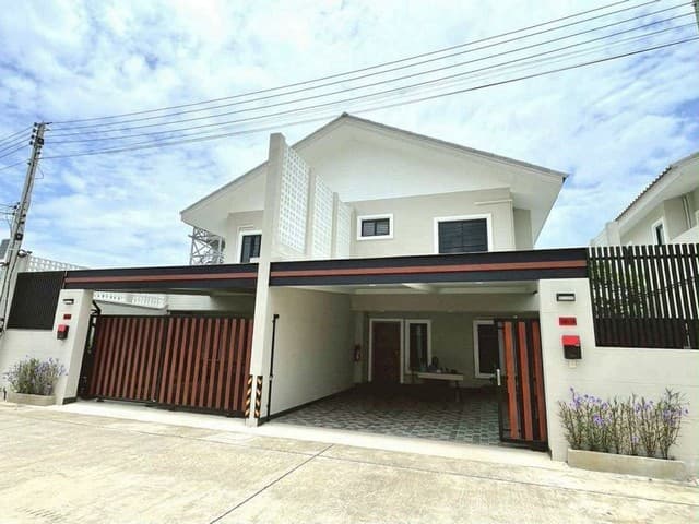 บ้านแฝดสร้างใหม่ ตกแต่งพร้อมอยู่ โซนสันกำแพง