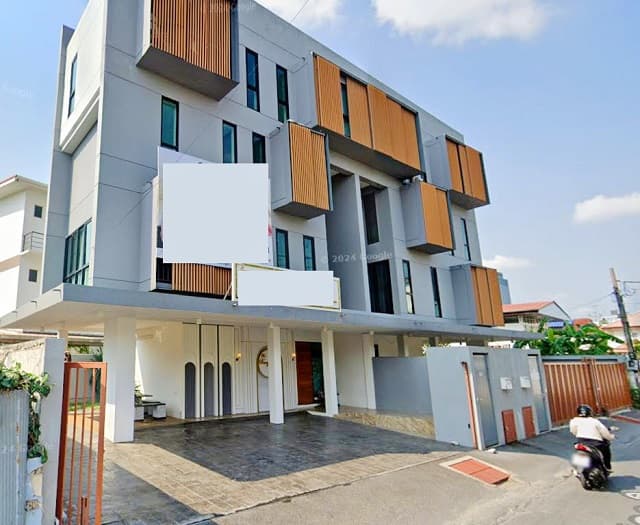 ลาดพร้าว 1.75 กม.ใกล้รัชดา เซ็นทรัลพลาซา MRTลาดพร้าว 965ม. ให้เช่า Home Office 4ชั้น 52ตร.ว. 302 ตร.ม. จอดรถได้ 6 คัน แอร์6ครบทุกห้อง