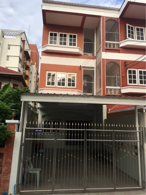 ให้เช่าทาวน์โฮม 3 ชั้น 4 ห้องนอน ลาดพร้าวซอย 29 พร้อมเฟอร์นิเจอร์ ใกล้ MRT ลาดพร้าว
