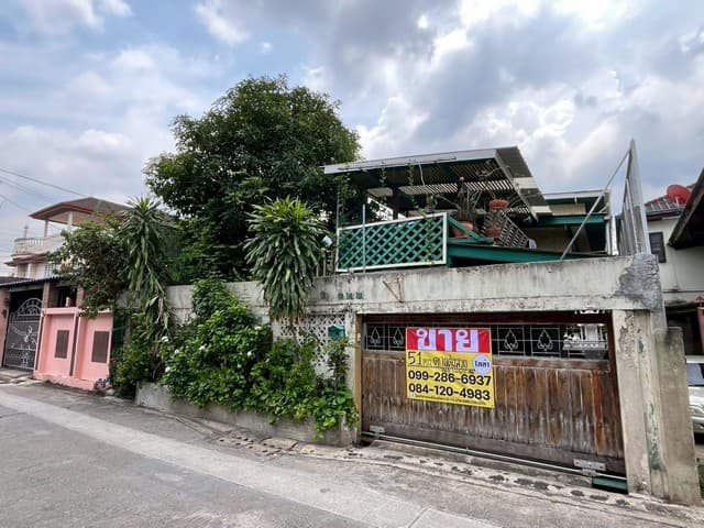 บ้านเดี่ยวดีไซน์หรู 2 ชั้น 51 ตร.วา โถงสูงโปร่งกว่า 5 เมตร ไม้เต็งทั้งหลัง ซอยสิรินธร 2 แยก 13 ใกล้รถไฟฟ้าสายสีแดงสถานีบางบำหรุ