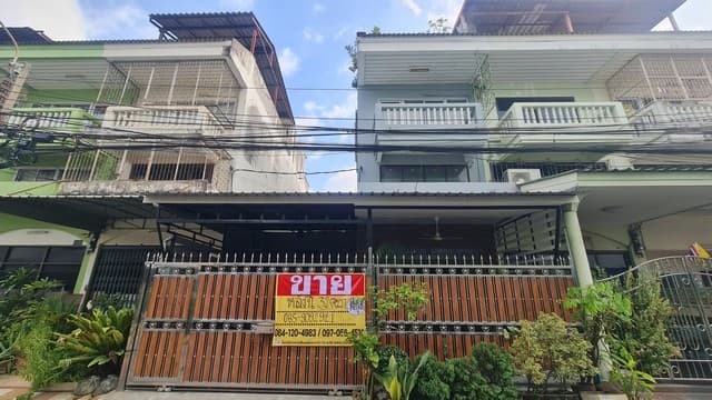 อาคารพาณิชย์ 3 ชั้น สภาพพร้อมอยู่ ทำเลดีที่อ่อนนุช 59/1 หมู่บ้านชมเดือน 3 ใกล้กับแหล่งอำนวยความสะดวก