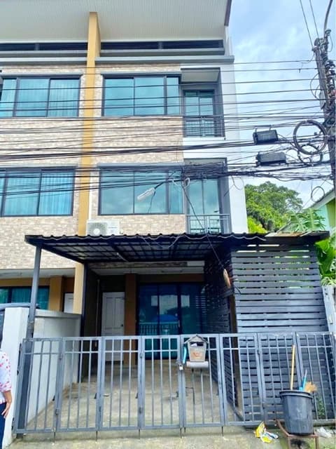 ตลาดนัมเบอร์วัน ราม 2 1.9 กม. เฉลิมพระเกียรติ ร.9 8-16 4นอน MRT ศรีอุดม 2.3กม. ให้เช่าคฤหาสน์แนวตั้ง 3 ชั้น 20ตร.วา. 232ตร.ม. 3 น้ำ