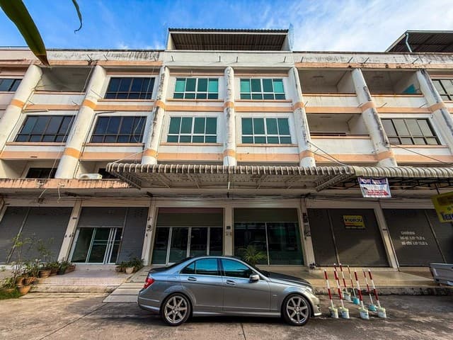 ขายอาคารพาณิชย์ 2 คูหา แหล่งชุมชนศรีราชา เก้ากิโล ทำเลดีมาก FP-B01338