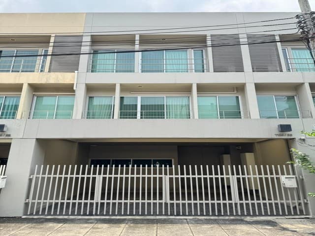 ให้เช่าทาวน์โฮม 3 ชั้น โครงการ โนเบิล คิวบ์ พัฒนาการ ใกล้ Airport Link Sky Train สถานีรามคำแหง