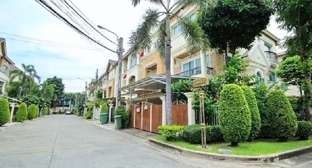 ให้เช่าด่วน ทาวน์โฮมหรู 3 ชั้น 25 ตร.วา. 300 ตร.ม. พร้อมเฟอร์ฯ ติดถนนสามัคคี 4 นอน แม็คโคร แจ้งวัฒนะ 1.7 กม. ม.ธุรกิจบัณฑิตย์ 800ม. 4นอน