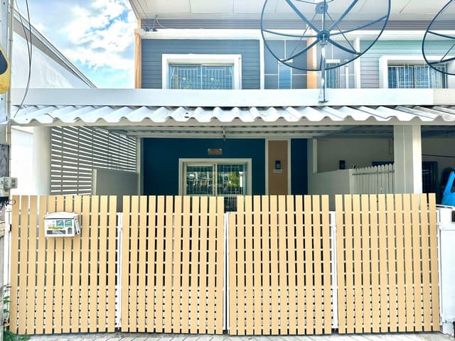 ขายบ้านในมบ.ไลฟ์ ซอย 12 บ้านสวน แปลงริม รีโนเวทใหม่ อำเภอเมืองชลบุรี จังหวัดชลบุรี