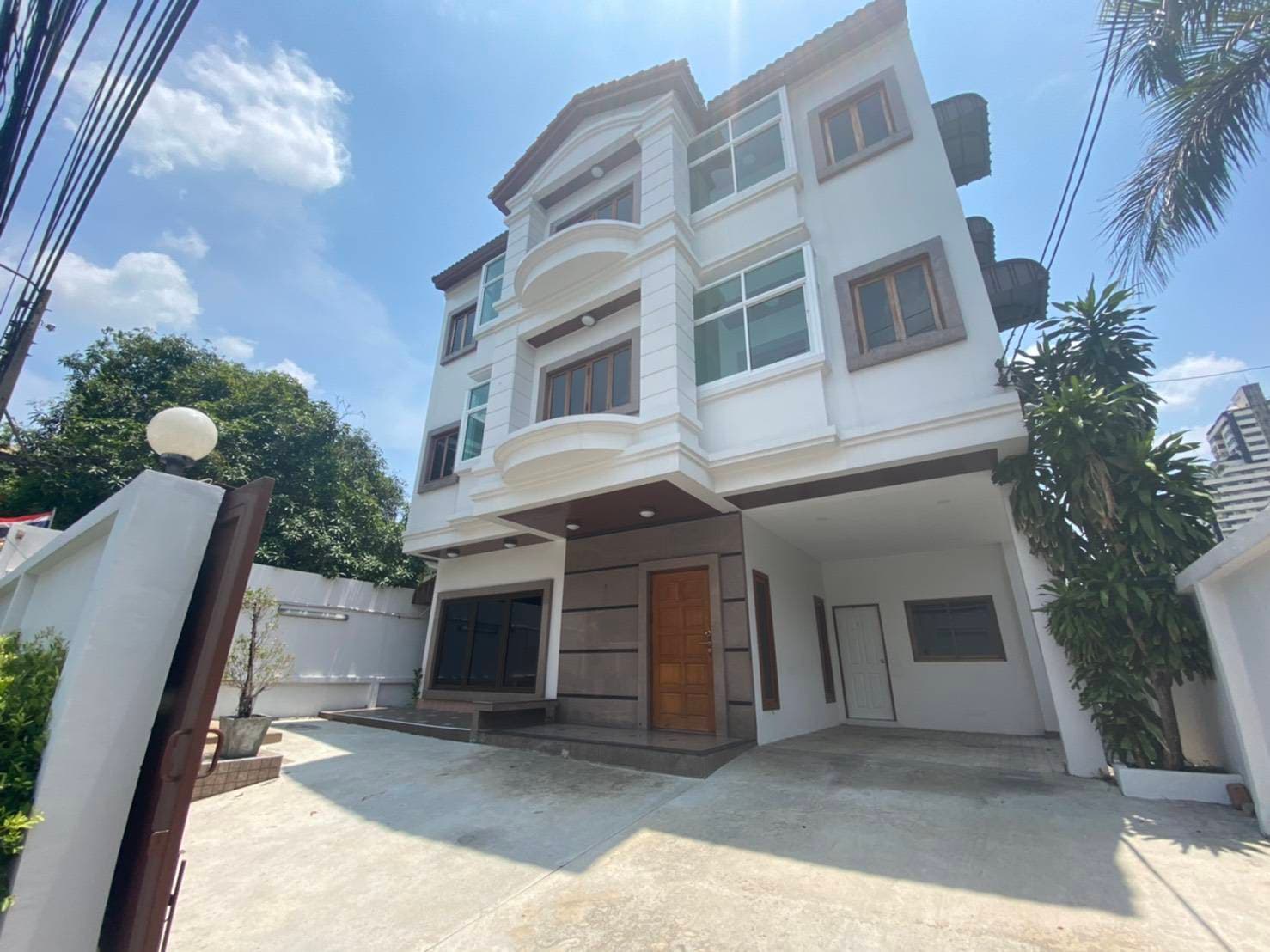 ให้เช่าบ้านเดี่ยว 3 ชั้นใกล้ห้างดอง ดอง ดองกิ ทองหล่อ เนื้อทึ่64 ตารางวา ซอยเจริญใจ เอกมัย 12 และซอยปรีดีพนมยงค์ 31