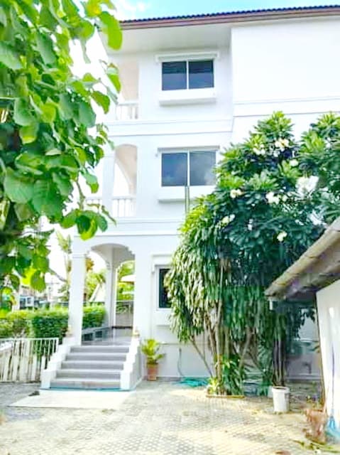 นวมินทร์ 105-115 ให้เช่าอาคารพาณิชย์ 3 ชั้น ติดแอร์ทั้งหลัง 300 ตร.ม.21 ตร.วา.เดอะ คริสตัล 1.9 กม.5 นอน 5 น้ำ จอดรถ4-5คัน ที่ดินครึ่งไร่