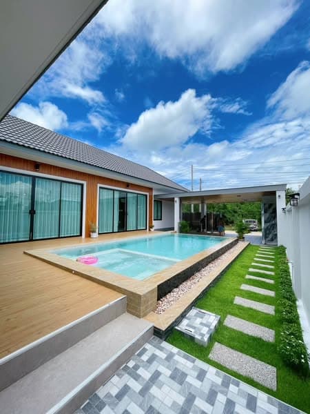 บ้านใหม่สไตล์พูลวิลล่า ฝั่งทะเลบางเสร่ 3นอน4น้ำ2ที่จอดรถ 91ตรว.พื้นที่ใช้สอย165ตรม.สระว่ายน้ำขนาด4*8ม.