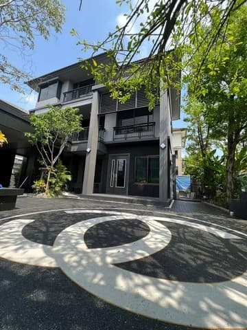 ให้เช่าบ้านเดี่ยว 3 ชั้นมี 7ห้องนอน 7ห้องน้ำ เป็นบ้านตัวอย่างโครงการ The Plant Elite พัฒนาการ 38 ใกล้ทองหล่อ เอกมัย