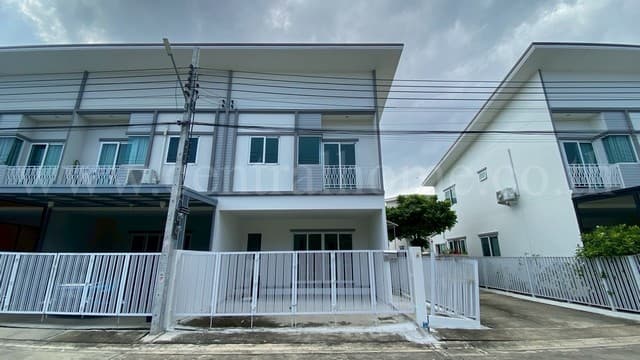 ให้เช่า ทาวน์เฮ้าส์ เดอะ มิราเคิล เพชรเกษม 63 โครงการ 3 บ้านใหม่ พร้อมเข้าอยู่