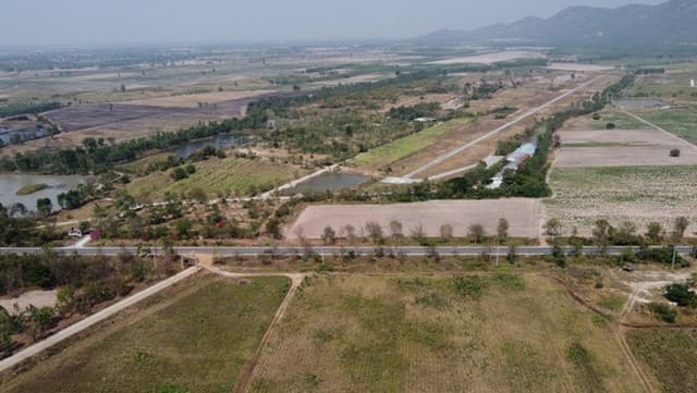 ขายที่ดิน 523 ไร่ ติดถนนหลวง ถนนใหญ่ กว้าง 12 เมตร เหมาะทำโซล่าฟาร์ม Carbon Credit เส้นอู่ทอง-กาญจนบุรี อ.เลาขวัญ จ.กาญจนบุรี