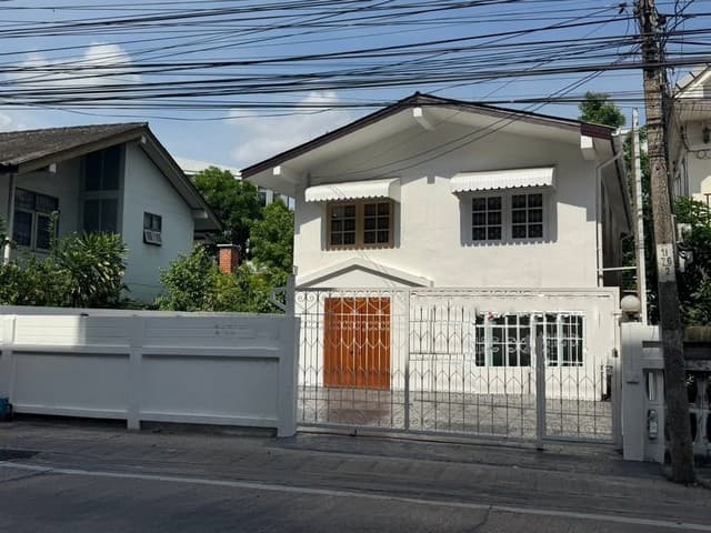 ให้เช่าบ้านใกล้บีทีเอสแบริ่ง 1 kmใกล้โรงเรียน St.Andrews Sukhumvit Bangkok และ โรงเรียนนานาชาติ Bangkok Pattana ติดถนนลาซาล (สุขุมวิท 105)