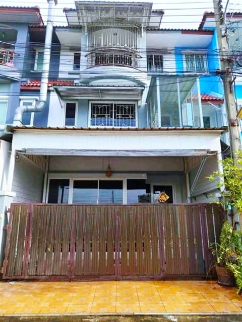 MRTศรีนครินทร์ 38 900ม. ให้เช่าทาวน์โฮม 3 ชั้น พร้อม3แอร์ 25 ตร.วา. 300 ตร.ม. รร.นานาชาติคินเคด 2 2.0 กม.4 นอน