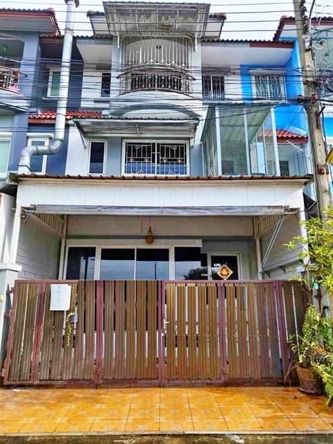 ประเวศ ทาวน์โฮม รถไฟฟ้าสายสีเหลือง ซอย ศรีนครินทร์ 41-49 ให้เช่า 3 ชั้น 20ตรว. 220 ตร.ม ศรีนครินทร์ 38 800ม. 4-5นอน