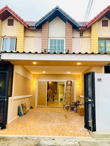 บ้านรีโนเวทสวยถูกดอนหัวฬ่อชลบุรี ขายทาวน์เฮ้าส์ 2 ชั้น สถานะกำลังรีโนเวท(ใกล้แล้วเสร็จแล้ว) ใกล้นิคมอมตะนครเฟส 3 4 5 ม.นาทองเฮ้าส์2