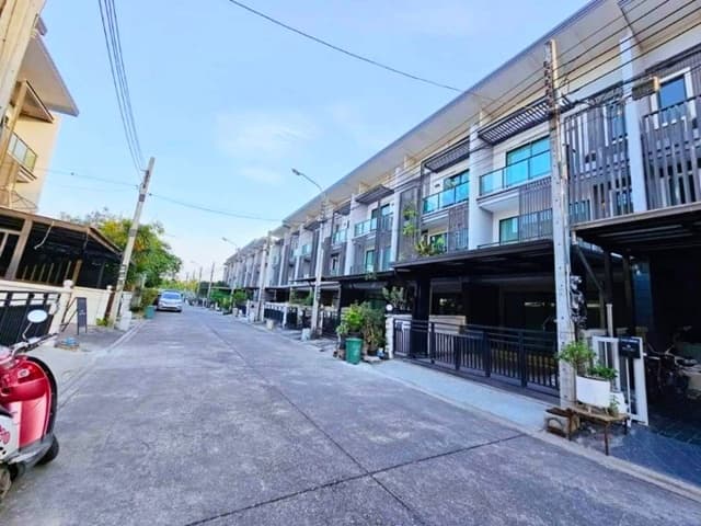 ให้เช่าบ้านทาวน์โฮมแสนสิริ 3 ชั้น 20ตร.วา. MRTสามแยกบางใหญ่ 1.2 กม.240ตร.ม.พร้อมเฟอร์ฯ 3นอน ตลาดกลางบางใหญ่ 1.7 กม.