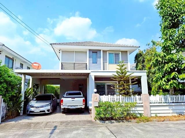 นิคมปิ่นทอง2 51 ตร.วา.เจปาร์ค ศรีราชา 3.9กม. คฤหาสน์ ให้เช่าบ้านเดี่ยว 2 ชั้นหรูหรา 210 ตร.ม. รพ.สมิติเวชศรีราชา 3.3 กม 3 นอน 3 น้ำ