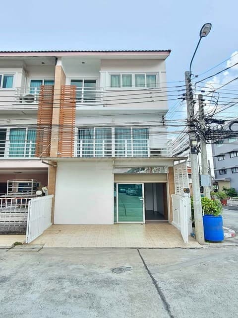 ให้เช่าทาวน์โฮม 3 ชั้น 4 ห้องนอน โฮม อินทาวน์ พหลโยธิน 73 หลังหัวมุม ใกล้สถานีรถไฟฟ้าสถานี คปอ. ตลาดนัดเซฟวัน