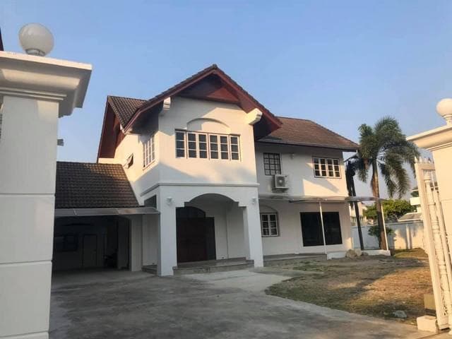 ให้เช่าบ้านเดี่ยว 2 ชั้น 208 ตรว. พร้อมโกดังเก็บของ ซอยลาดปลาเค้า 8 จอดรถได้หลายคัน เหมาะทำออฟฟิศ