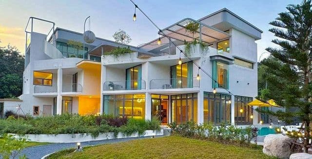 ให้เช่า 500,000 บาท/เดือน ขาย 39 ล้าน #โซนแม่ริม บ้านหรูพูลวิลล่า บ้านออกแบบในสไตล์ Palm Beach หรูหรามีเอกลักษณ์ ติดน้ำ วิวภูเขา