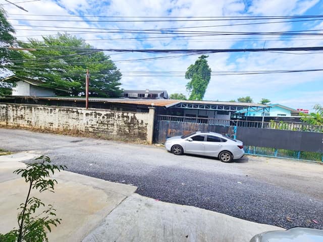 โรงเรียนบ้านเจียรดับ 1.3 กม. ให้เช่าโกดัง2ชั้น เกือบ 1ไร่ 372ตร.วา เข้าได้รถบรรทุกใหญ่ 40 ฟุต หนองจอกห้องพักพนักงาน 6ห้อง