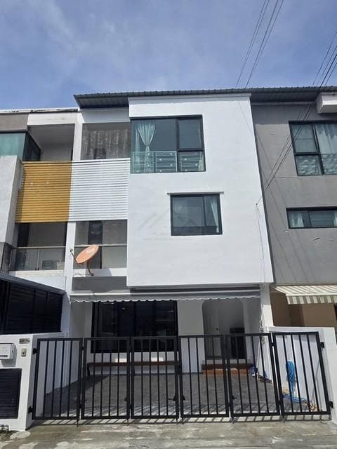 ให้เช่าทาวน์โฮม 3 ชั้น 182 ตร.ม. สารินวิซ สุขุมวิท107 แบริ่ง22 ใกล้ BTS แบริ่ง ( รีโนเวทใหม่ )